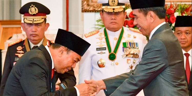 Pj Bupati Jepara mewakili ahli waris Ratu Kalinyamat menerima anugerah pahlawan nasional dari Presiden Jokowi.