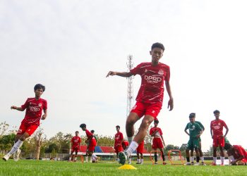 Pemain Persipa Pati U-17 berlatih.