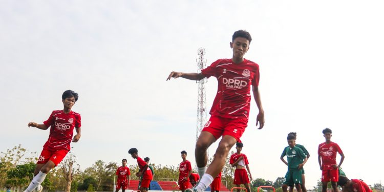 Pemain Persipa Pati U-17 berlatih.