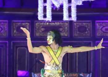 Rafi Arifin tampil dalam even Internasional Mask Festival 2023 Surakarta membawakan tari topeng Mina Tani.