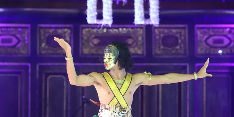 Rafi Arifin tampil dalam even Internasional Mask Festival 2023 Surakarta membawakan tari topeng Mina Tani.