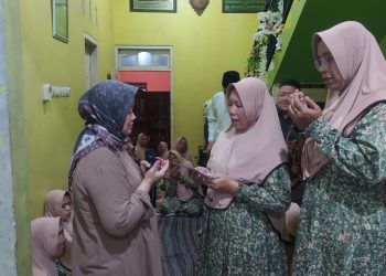 Caleg DPRD Pati dari PDI Perjuangan Suhartini menyapa warga sambil berbagi kebutuhan warga.