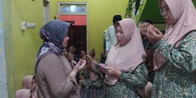 Caleg DPRD Pati dari PDI Perjuangan Suhartini menyapa warga sambil berbagi kebutuhan warga.