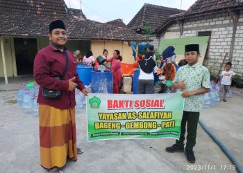 Santri As Salafiyah Bageng Gembong Pati menyalurkan bantuan air bersih.