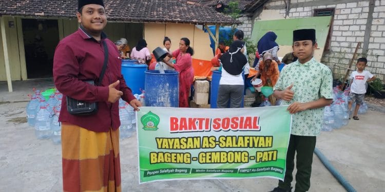Santri As Salafiyah Bageng Gembong Pati menyalurkan bantuan air bersih.