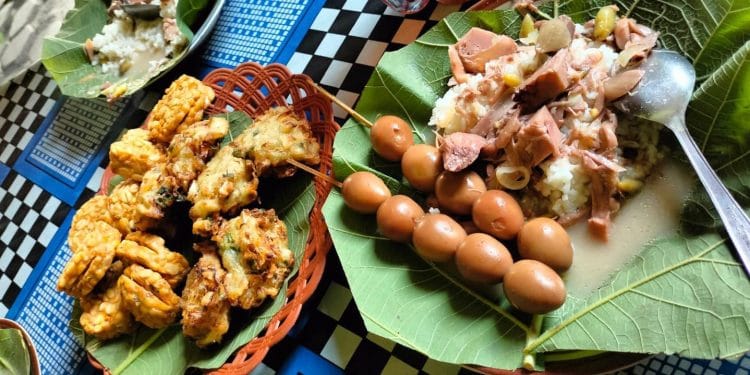 Sajian Sego Tewel dengan lauk telur puyuh dan gorengan bakwan.