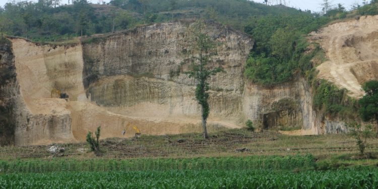 Gunung Kendeng di Pati Jawa Tengah gundul.