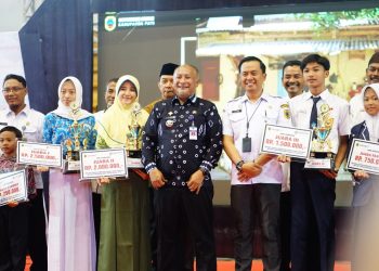 Pj Bupati Pati Henggar Budi Anggoro bersama Kepala Inspektorat Pati saat pencanangan sekolah berintegritas antikorupsi.