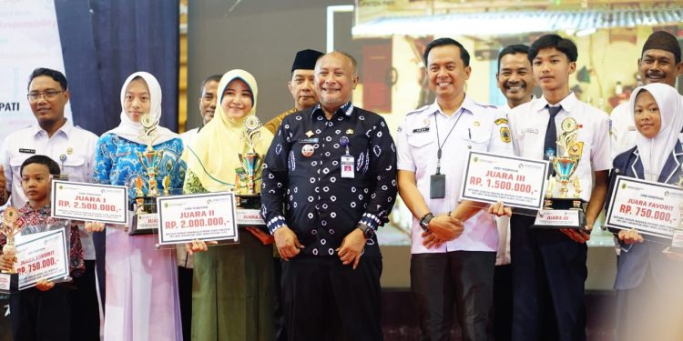 Pj Bupati Pati Henggar Budi Anggoro bersama Kepala Inspektorat Pati saat pencanangan sekolah berintegritas antikorupsi.