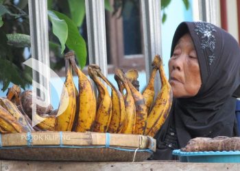 Seorang pedagang pisang tanduk di kawasan Makam Sunan Muria. (POJOK KLIPING)