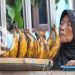 Seorang pedagang pisang tanduk di kawasan Makam Sunan Muria. (POJOK KLIPING)