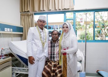 Prosesi ijab Kabul pernikahan Mahardika Ian Pratama dan Windy Siskha Meilani berlangsung di ruang rawat inap RS Keluarga Sehat.