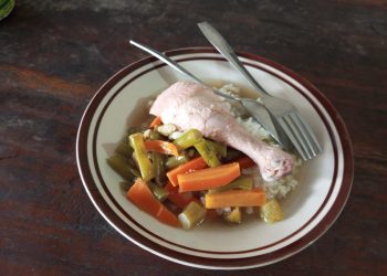 Kuliner asem-asem ayam khas Pati yang lezat.