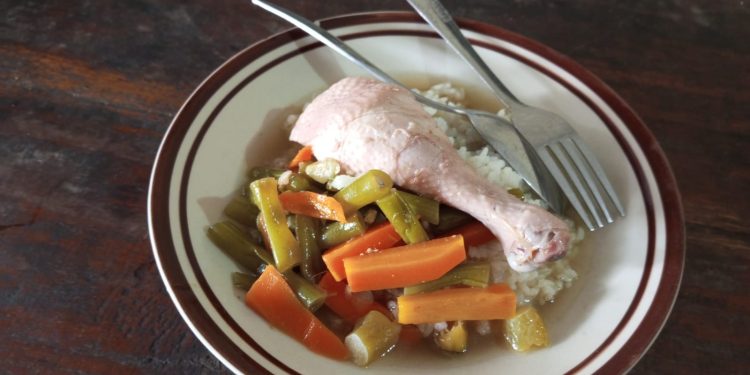 Kuliner asem-asem ayam khas Pati yang lezat.