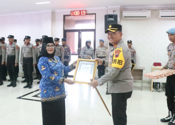 SMAN 1 Tahunan menerima penghargaan dari Polres Jepara sebab turut berpartisipasi mendisiplinkan siswa terkait knalpot brong sesuai dengan program kepolisian.