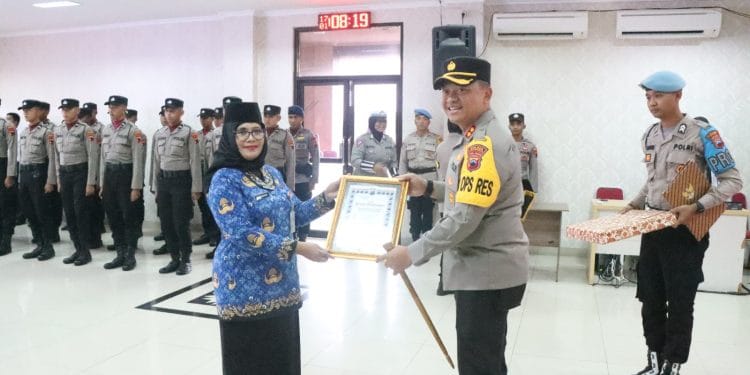 SMAN 1 Tahunan menerima penghargaan dari Polres Jepara sebab turut berpartisipasi mendisiplinkan siswa terkait knalpot brong sesuai dengan program kepolisian.