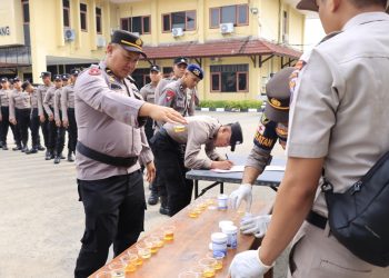 Personel Polres Rembang antre tes urine dan diawasi langsung Provost Polda Jateng dan Polres Rembang di halaman Mapolres Rembang (17/1).