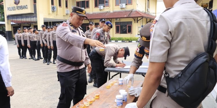 Personel Polres Rembang antre tes urine dan diawasi langsung Provost Polda Jateng dan Polres Rembang di halaman Mapolres Rembang (17/1).