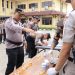 Personel Polres Rembang antre tes urine dan diawasi langsung Provost Polda Jateng dan Polres Rembang di halaman Mapolres Rembang (17/1).