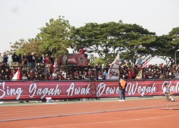 Penonton berjubel di Stadion Joyokusumo Pati karena kapasitasnya yang minim.