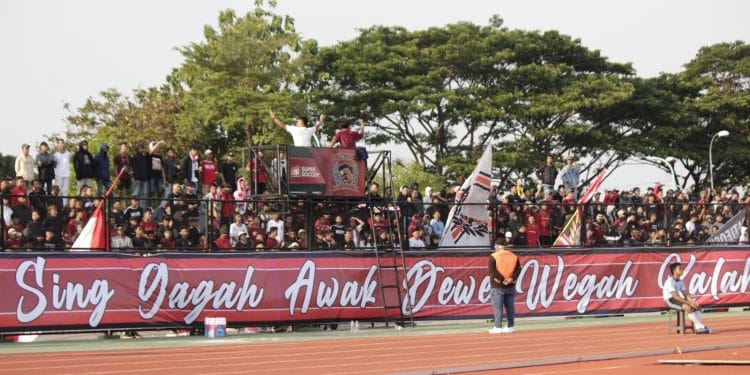 Penonton berjubel di Stadion Joyokusumo Pati karena kapasitasnya yang minim.