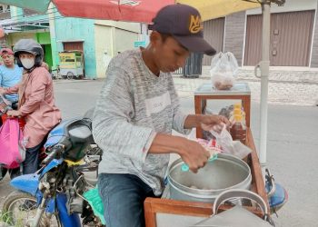 Pentol Muria sajian pentol bakso dengan saus pedas manis dan bumbu kacang yang lezat.