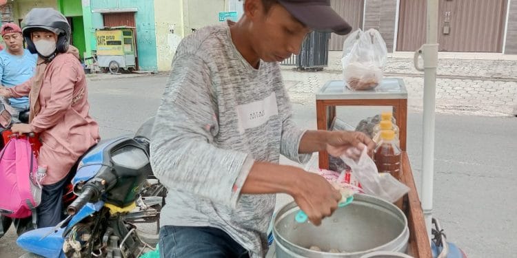 Pentol Muria sajian pentol bakso dengan saus pedas manis dan bumbu kacang yang lezat.