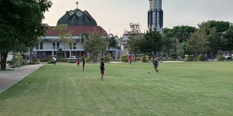 Alun-Alun Simpanglima Pati menjadi tempat nongkrong yang nyaman bagi masyarakat Pati.