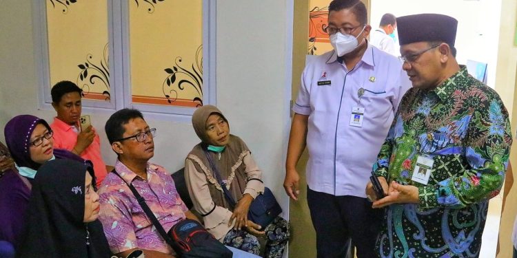 Penjabat (Pj) Bupati Kudus M Hasan Chabibie melakukan kunjungan ke RSUD dr. Loekmono Hadi Kudus. (DOK DISKOMINFO KUDUS)
