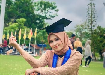 Sosok Elfi Andriyani yang hobi mendaki gunung.