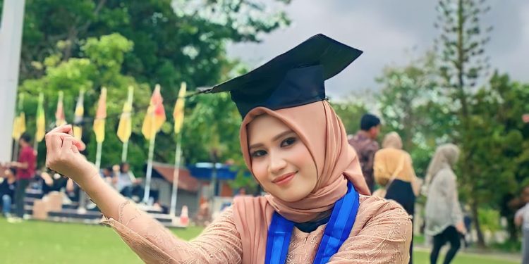 Sosok Elfi Andriyani yang hobi mendaki gunung.