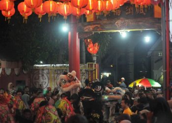 Atraksi barongsai di Kelenteng Hok Tik Bio Pati sebagai ritual Pemilu damai.