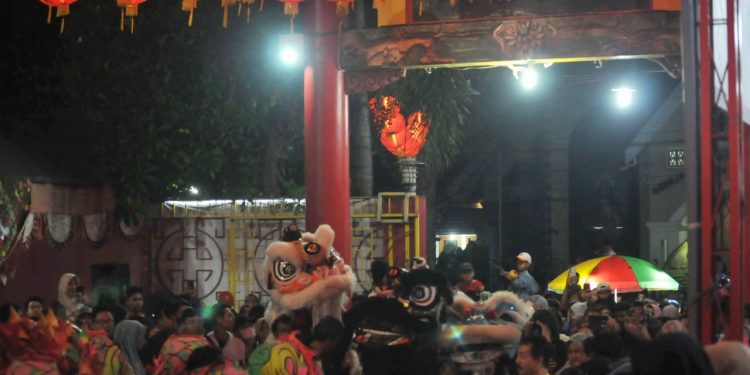 Atraksi barongsai di Kelenteng Hok Tik Bio Pati sebagai ritual Pemilu damai.