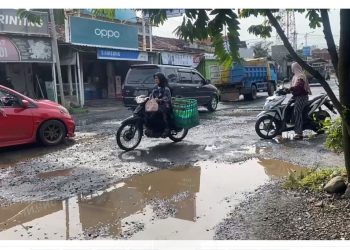 Jalan Raya Kelet - Sambungoyot di Desa Kelet mengalami kerusakan cukup parah