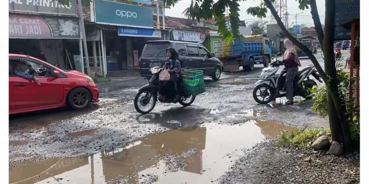 Jalan Raya Kelet - Sambungoyot di Desa Kelet mengalami kerusakan cukup parah