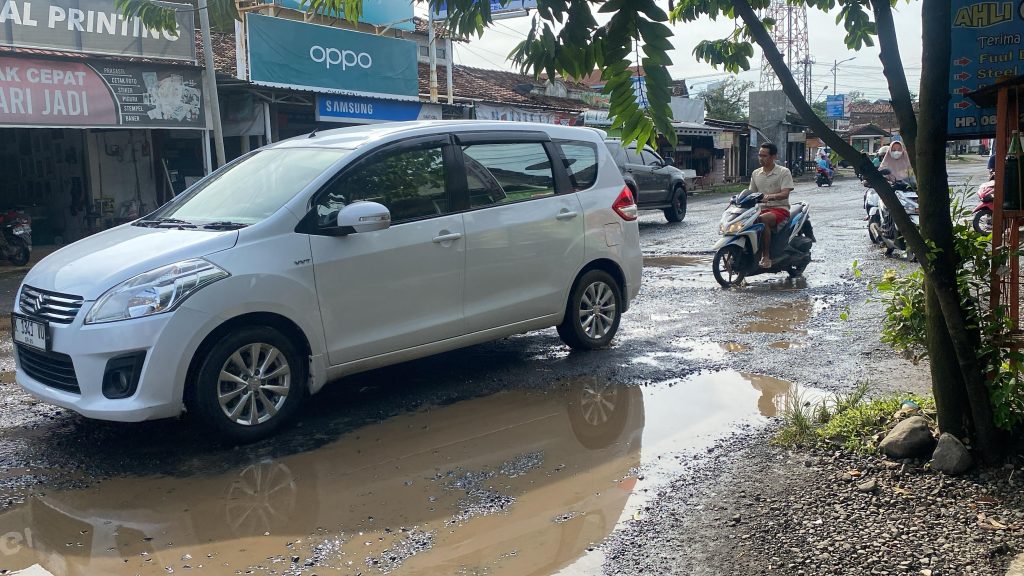 Kondisi jalan yang rusak parah membahayakan warga.