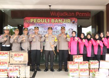 Kapolres Jepara mengirim bantuan kepada korban bencana banjir di Demak.