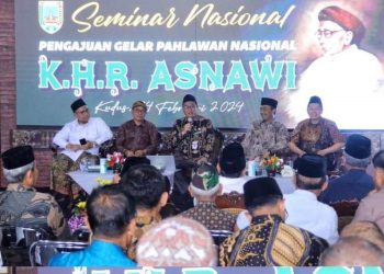 Pj Bupati Kudus Hasan Chabibie menginisiasi dan membuka Seminar Nasional Pengajuan Gelar Pahlawan Nasional untuk KHR Asnawi di Pendopo Kabupaten Kudus, Minggu (4/2).