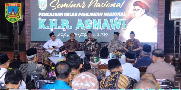 Pj Bupati Kudus Hasan Chabibie menginisiasi dan membuka Seminar Nasional Pengajuan Gelar Pahlawan Nasional untuk KHR Asnawi di Pendopo Kabupaten Kudus, Minggu (4/2).