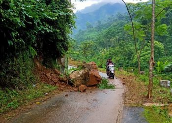 Warga saat melewati area longsoran di jalan Desa Rahtawu Kecamatan Gebog Kudus.