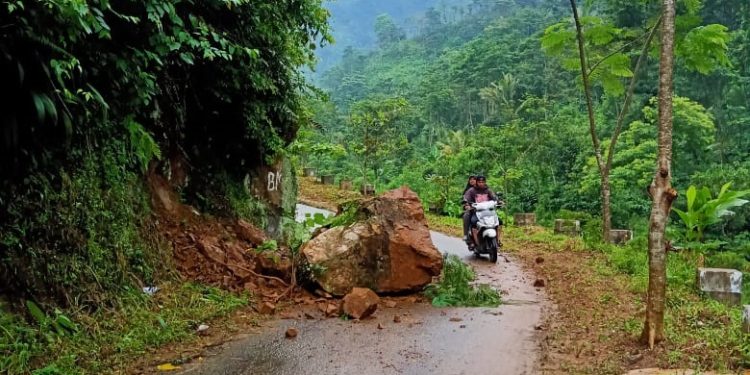 Warga saat melewati area longsoran di jalan Desa Rahtawu Kecamatan Gebog Kudus.