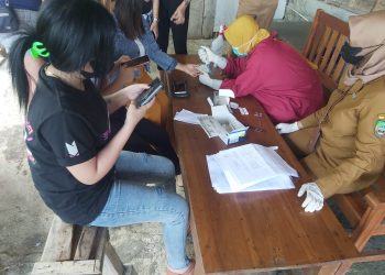 Suasana saat tim dari Dinkes Blora gelar pemeriksaan PSK untuk mendeteksi penyakit HIV di tempat lokalisasi di Kabupaten Blora.