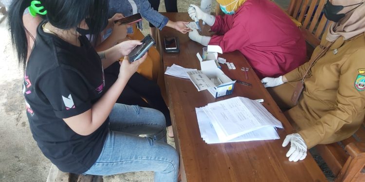 Suasana saat tim dari Dinkes Blora gelar pemeriksaan PSK untuk mendeteksi penyakit HIV di tempat lokalisasi di Kabupaten Blora.