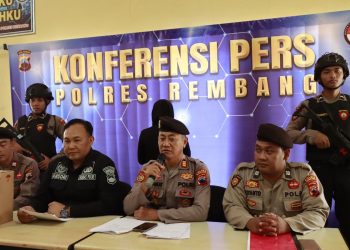 KBO Sat Samapta Polres Rembang AKP Rohmat didampingi Kasi Humas Polres Rembang Mohamad Ansori dalam konferensi pers tipiring miras yang menjerat pembantu rumah tangga (22/3).