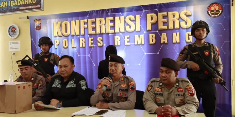 KBO Sat Samapta Polres Rembang AKP Rohmat didampingi Kasi Humas Polres Rembang Mohamad Ansori dalam konferensi pers tipiring miras yang menjerat pembantu rumah tangga (22/3).