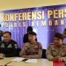 KBO Sat Samapta Polres Rembang AKP Rohmat didampingi Kasi Humas Polres Rembang Mohamad Ansori dalam konferensi pers tipiring miras yang menjerat pembantu rumah tangga (22/3).