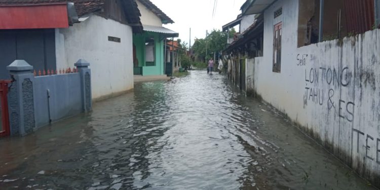 Kondisi banjir di Desa Tunggulsari Kecamatan Tayu, masyarakat masih minim mendapat bantuan.