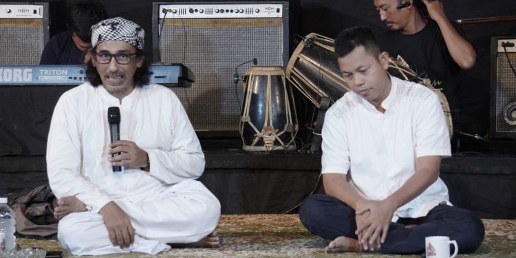 Pengasuh Suluk Maleman Habib Anis Sholeh Ba’asyin sedang memaparkan tema bersih diri dalam bulan Ramadan.