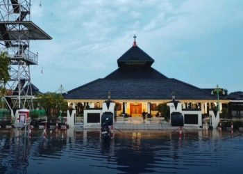 Kawasan Masjid Agung Demak kembali terendam banjir setelah 32 tahun.