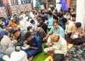 Jemaah Masjid Djauharotul Imamah Pati melahap menu berbuka puasa.